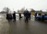 В Одесской области жители одного из сел перекрывали дорогу (фото)