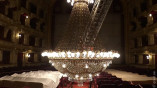 Главную люстру Одесского оперного снимают с потолка раз в год