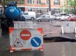 Огромная яма на проезжей части улицы Дидрихсона (видео)