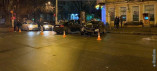 ДТП в центре Одессы: автомобиль врезался в здание аптеки