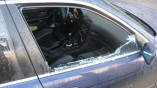Разбили окно в автомобиле и украли сумку с документами