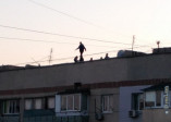 На крыше высотного дома группа несовершеннолетних устроила селфи
