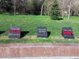 В Одессе вандалы закрасили надписи городов-героев на Аллее Славы