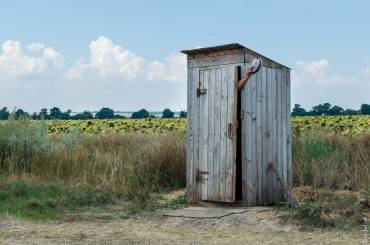 Цегляний, дерев'яний чи пластиковий туалет для дачі: що краще?