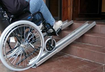 Які бувають підйомники та пандуси для інвалідів?
