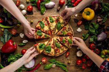 Чим відрізняється традиційна італійська піца від варіацій страв з інших країн?