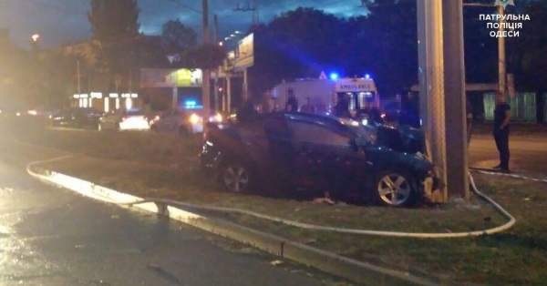 В Одессе автомобиль влетел в столб