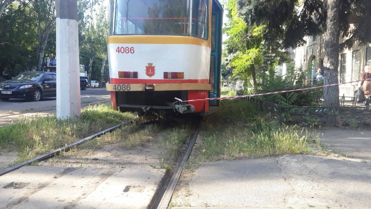 Водитель трамвая умер. Трамвайное колесо. Колесо трамвая. Трамвай Одесса.