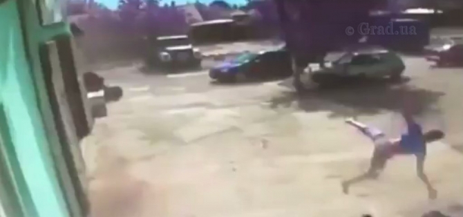 Смерч поднял в воздух ребенка