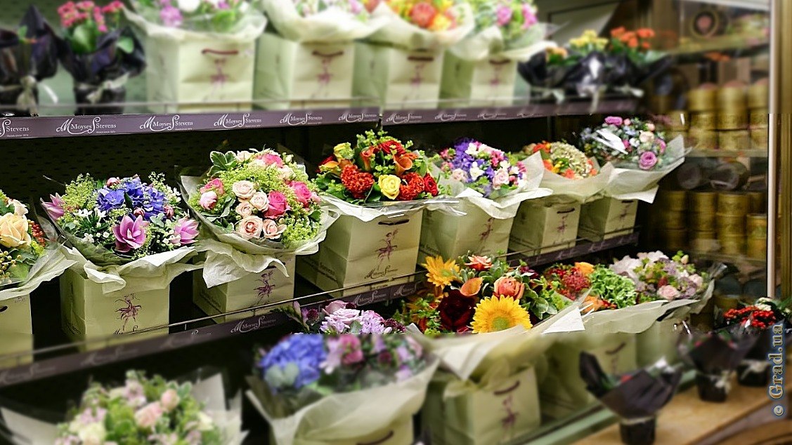 Цветочный магазин подари. Ассортимент цветов в цветочном магазине. Красивый цветочный магазин. Сопутствующие товары для цветочного магазина. Емкости для цветов в цветочных магазинах.