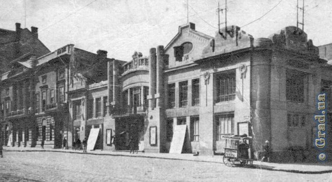 Помещение театра в 1954-1981 гг. (слева на фото)