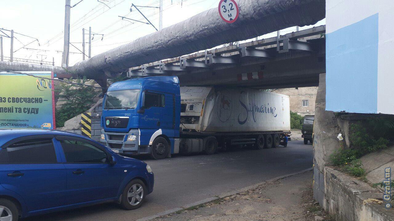 Фура под мостом