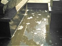 Вандалы залили фонтан «Петя и Гаврик» мыльным раствором Фото - 3