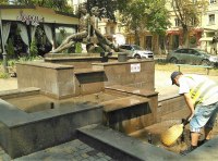 Вандалы залили фонтан «Петя и Гаврик» мыльным раствором Фото - 7