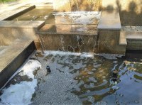 Вандалы залили фонтан «Петя и Гаврик» мыльным раствором Фото - 4