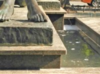 Вандалы залили фонтан «Петя и Гаврик» мыльным раствором Фото - 5