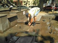 Вандалы залили фонтан «Петя и Гаврик» мыльным раствором Фото - 6