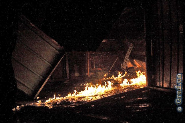 В Одессе сгорел автомобиль и гараж