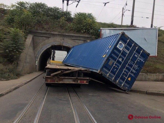 Фура перекрыла проезд по Пересыпским мостом