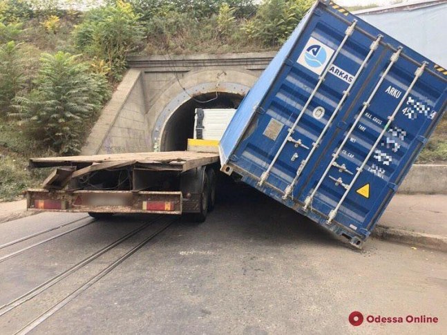 Фура перекрыла проезд по Пересыпским мостом