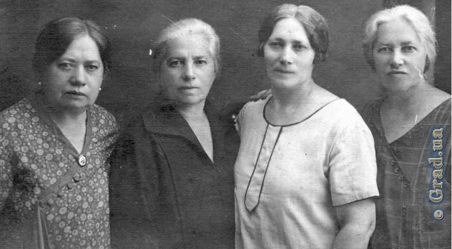 Мать Бориса Гроссера с сестрами (слева)