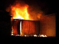 При пожаре сгорел гараж и автомобиль ФОТО-3