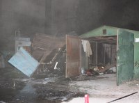 При пожаре сгорел гараж и автомобиль ФОТО-1