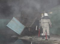 При пожаре сгорел гараж и автомобиль ФОТО-4