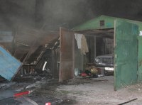 При пожаре сгорел гараж и автомобиль ФОТО-5