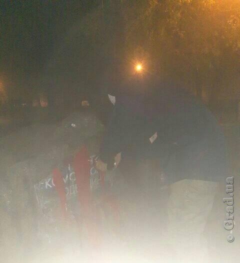 Вандалы залили краской памятник комсомольцам в Одессе