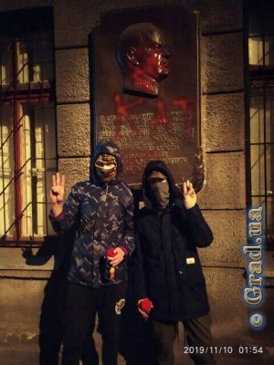 Вандалы залили красной краской памятную доску Георгию Жукову