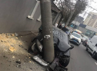 Иномарка врезалась в столб, который рухнул на дом  фото 1