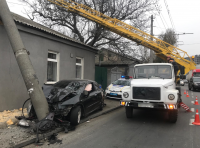 Иномарка врезалась в столб, который рухнул на дом  фото 2