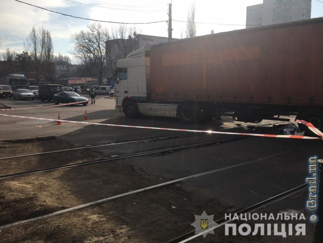 Фура сбила двух пешеходов в Суворовском районе Одессы