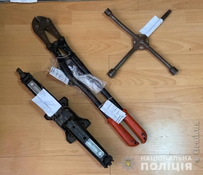 Полицейские поймали трех парней на краже аккумуляторов