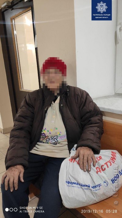 Одесские патрульные вернули домой потерявшуюся 84-летнюю бабушку