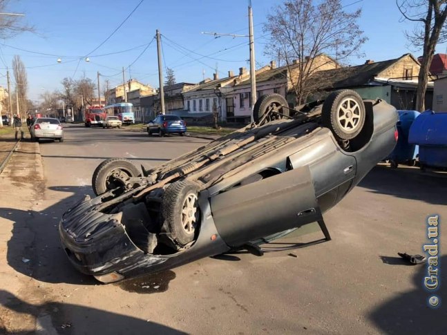 В результате ДТП на Молдаванке автомобиль перевернулся на крышу