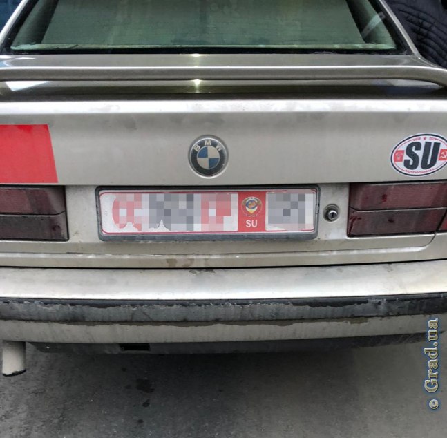 Пограничники арестовали BMW из-за наклеек с символикой СССР