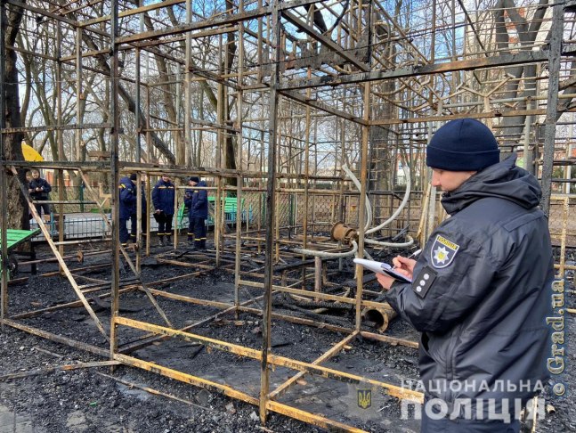 Ночной пажар на детской площадке: вандалы подожгли лабиринт в парке Горького