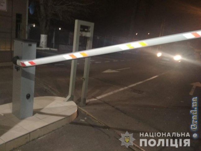 27-летний одесский полицейский сбил шлагбаум и двух пешеходов