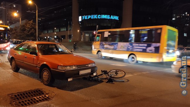 Легковой автомобиль сбил велосипедиста на улице Черняховского