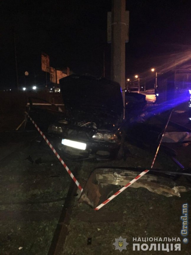 BMW на большой скорости врезался в столб: двое погибших и один в больнице