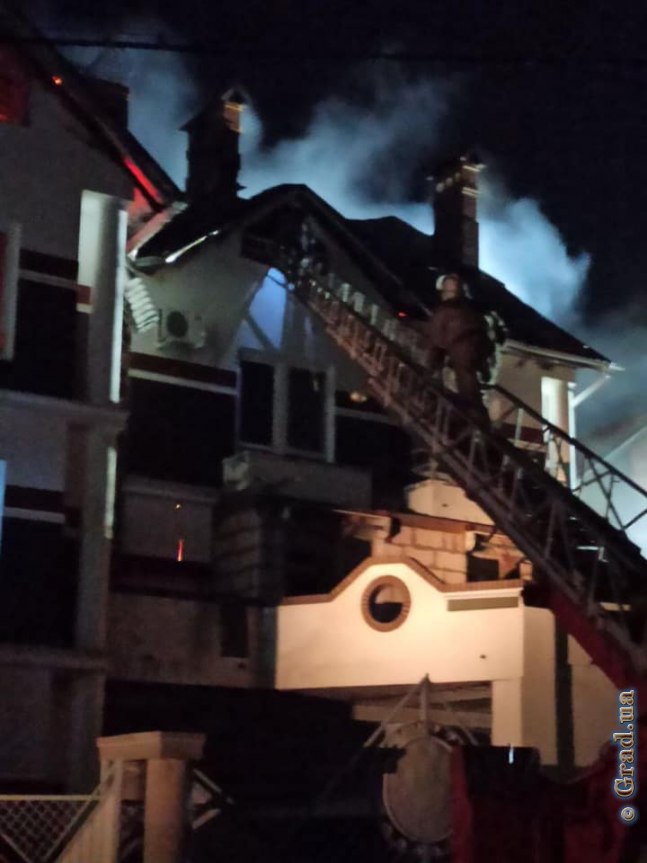 Спасатели ликвидируют пожар на базе отдыха