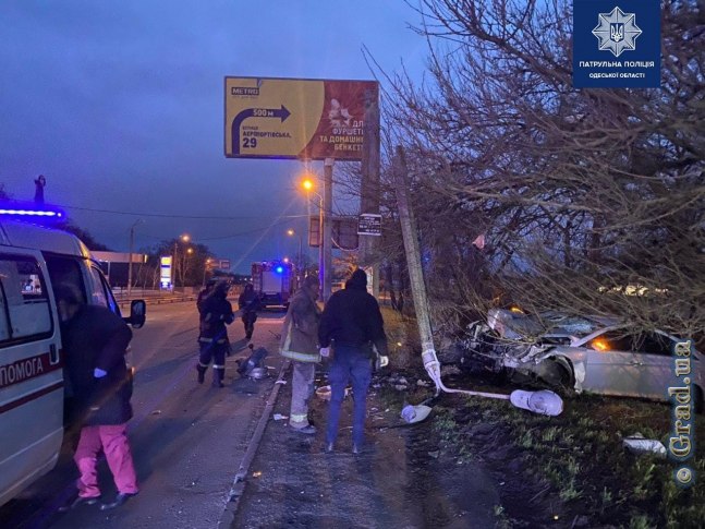 Hyundai врезался в столб на Овидиопольской дороге