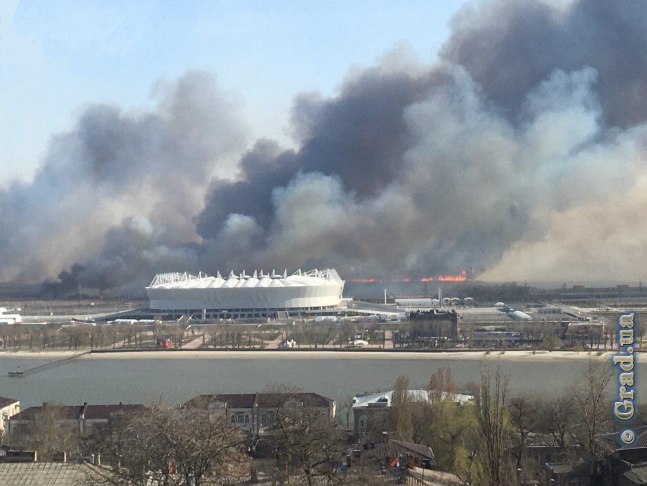Под Ростовом-на-Дону горят камыши