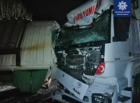 На трассе Киев – Одесса грузовой автомобиль врезался в пассажирские автобусы  фото 2