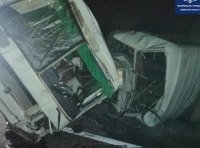 На трассе Киев – Одесса грузовой автомобиль врезался в пассажирские автобусы  фото 1