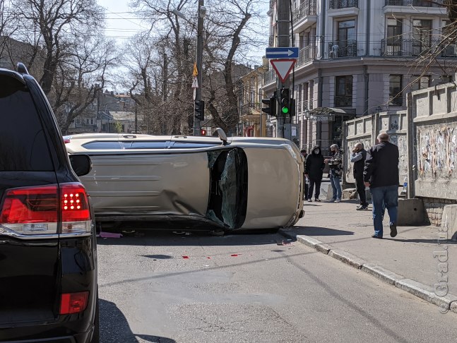 ДТП центре Одессы: на Большой Арнаутской перевернулся джип