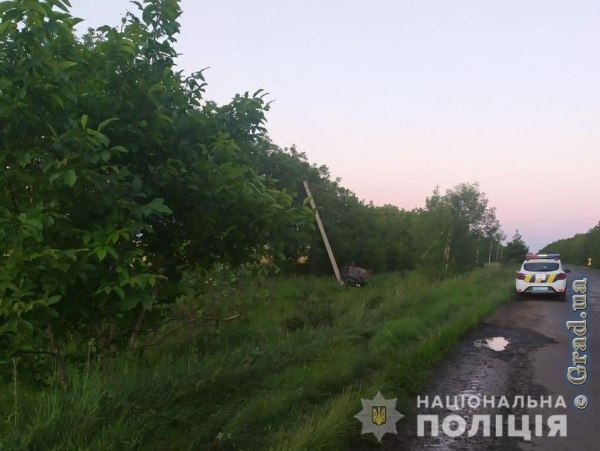 Nissan вылетел в кювет и врезался в столб