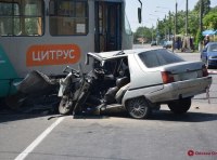 На Черемушках   автомобиль  «Таврия»  столкнулся с трамваем   фото 2